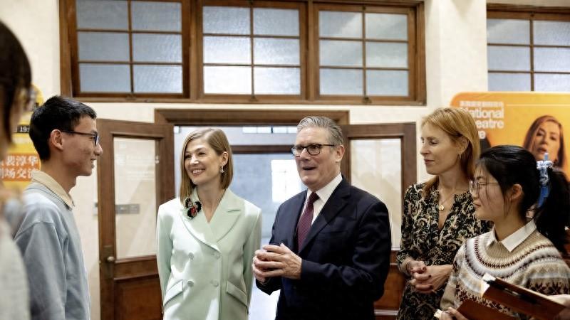 斯塔默访华刚回国，麻烦就找上门，反对党轮番上阵围堵