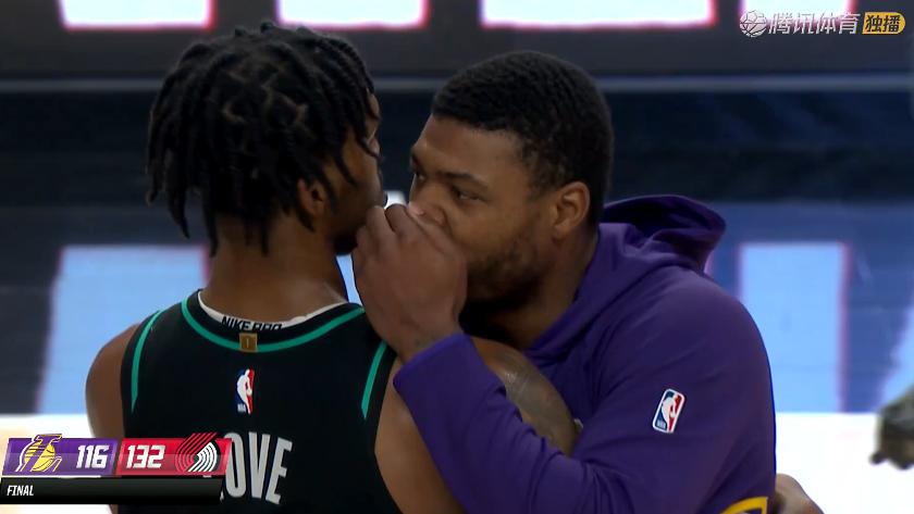 湖人惨败！詹姆斯20+9+8，赛后老詹先一步退场，斯玛特一把抱住乐福