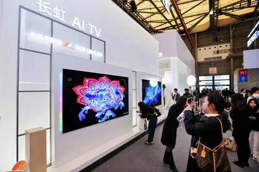 传统RGB MiniLED输在哪？长虹这招“光色场同控”讲透了