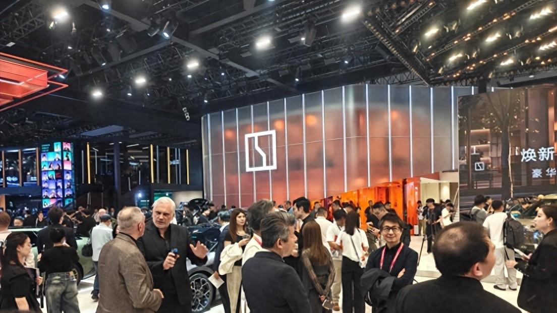 性能、家用、豪华全摆上了，极氪这次展台有点“全科生”的意思