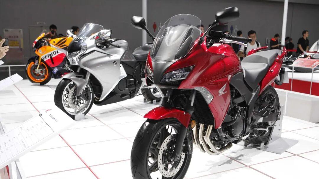 荣耀与张雪机车官宣合作，成WSBK首席战略合作品牌