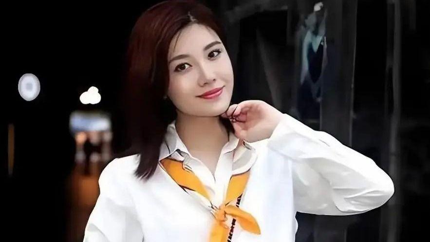 反差感拉满，家产几十亿的山东姑娘扎根央视上夜班