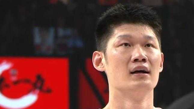 中国男篮逆转日本，队长赵继伟被恶意犯规情绪稳定，赛后收5个好消息