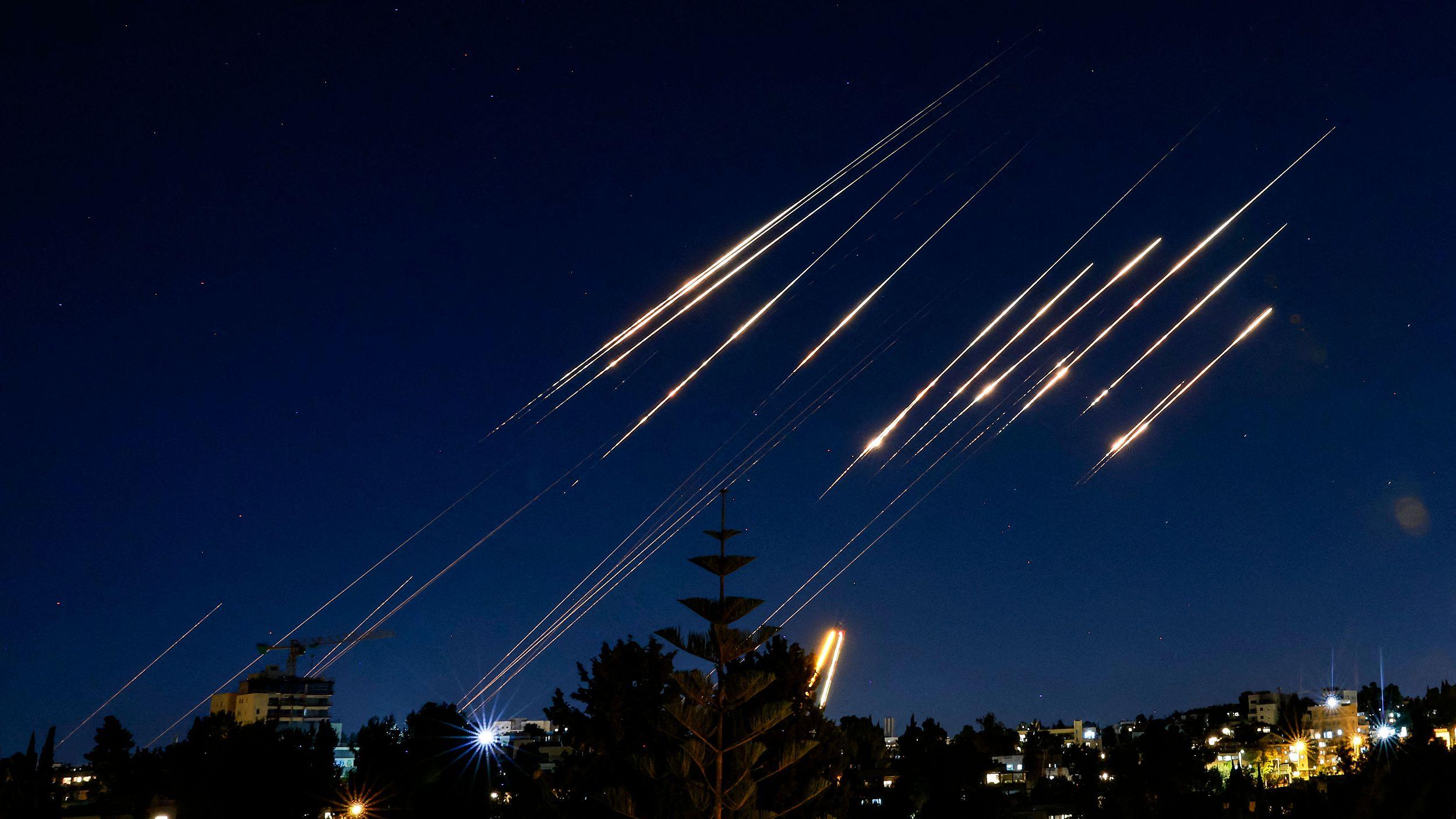 伊朗打击覆盖美以核心，以色列求停、美国约束盟友，要边打边谈？