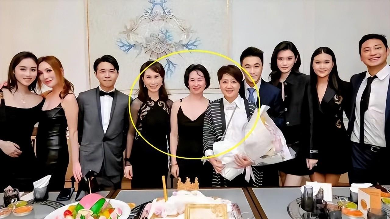 何超琼不仅主动到四房女儿家，还和外甥女穿亲子装