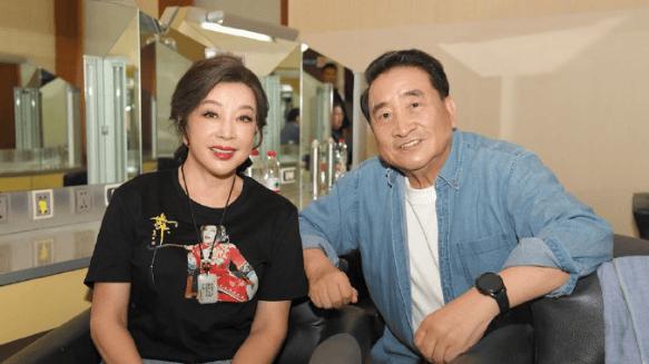 刘晓庆同姜昆罕见同框！回忆首届春晚尴尬往事，交情横跨半世纪