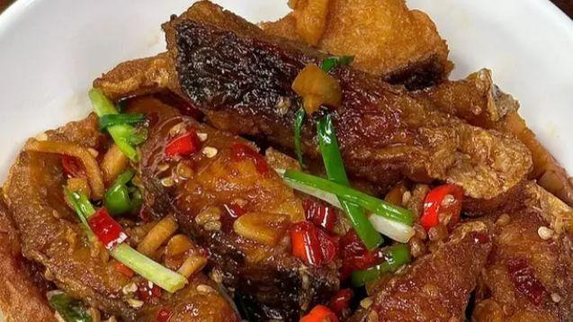 表皮皱韧内里弹实，辣椒豆豉唤醒沉睡多日的鱼鲜底蕴
