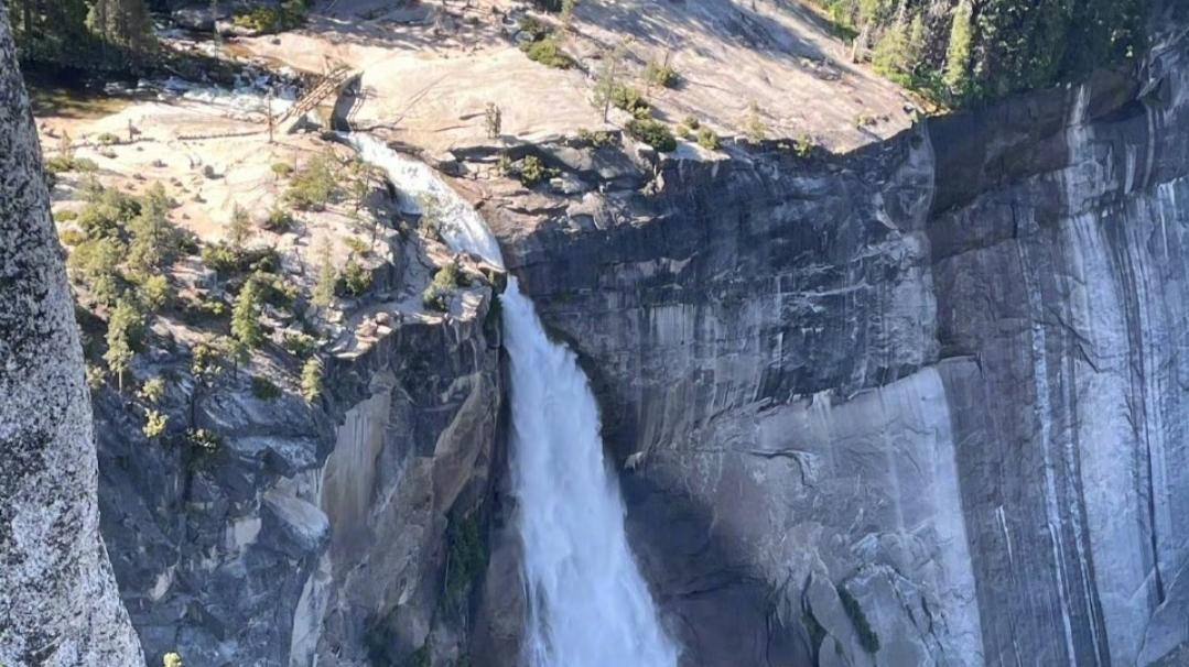 王一博悬崖露营被松鼠“敲脑壳”，这波童真趣事太上头！