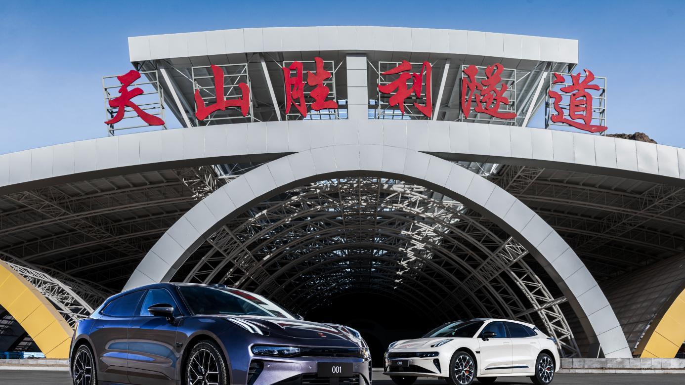 世界最长高速隧道正式通车，首支国产新能源车队20多分钟穿越天山