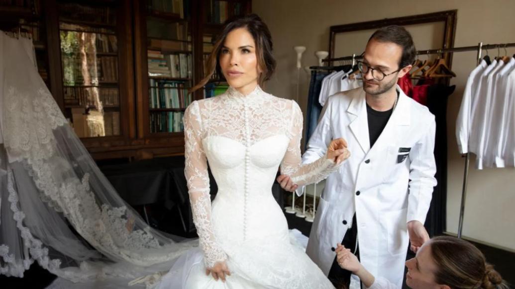 56岁劳伦桑切斯在巴黎被拍，穿高贵紫风衣走出酒店，终于像阔太了