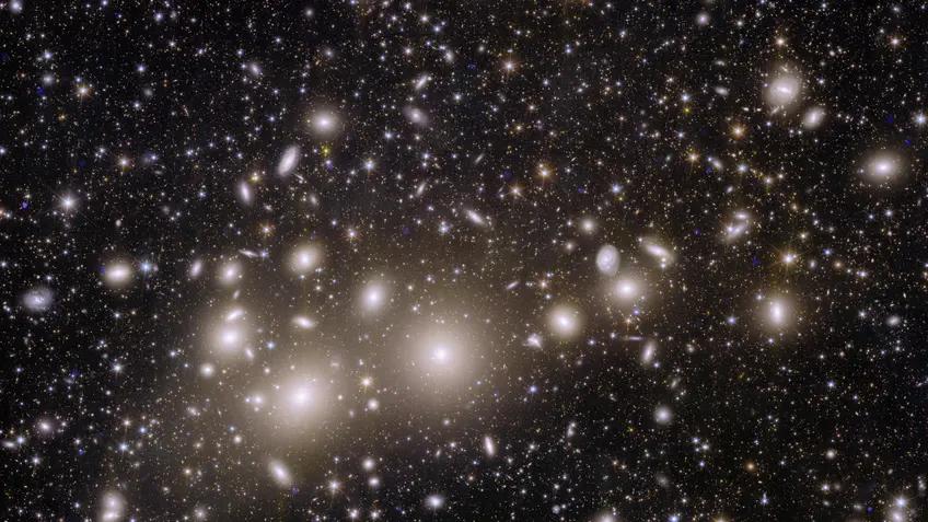 人类引以为傲的宇宙模型，正在被星系“排队”打脸