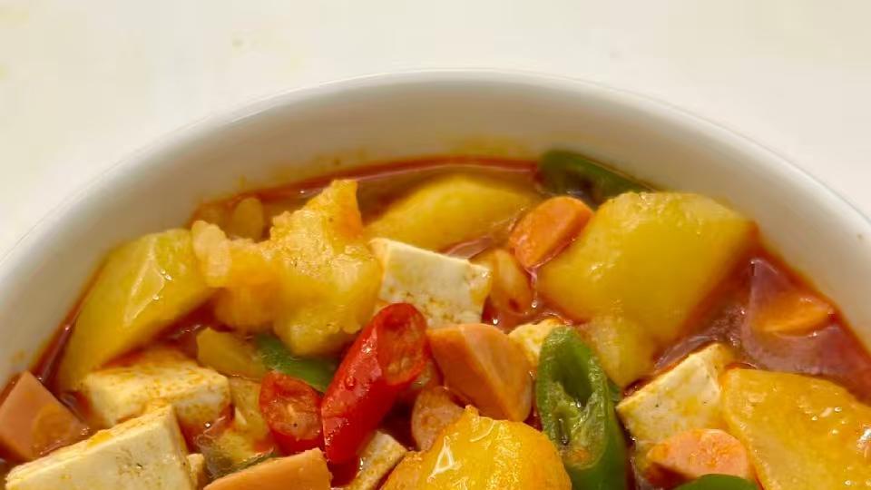 辣土豆香肠汤：一锅炖出的浓郁暖意，豆腐嫩滑，土豆软糯，低卡又解馋