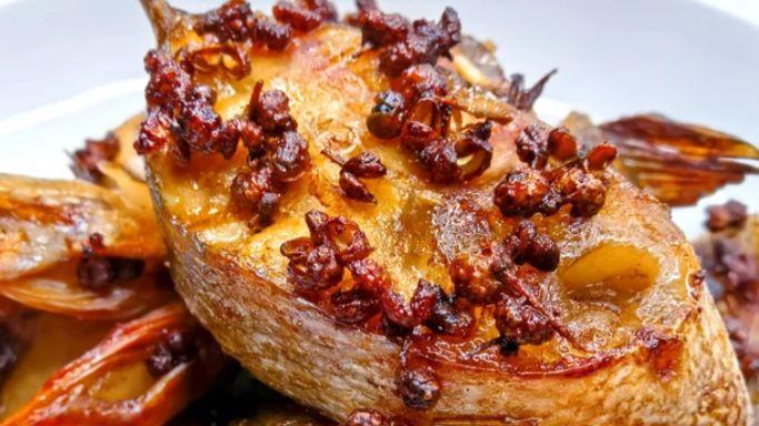 热油一淋麻香四溢，鲈鱼这么做太绝