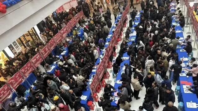 从“排队抢名额”到“集体失业”：幼师这一行，怎么突然没了？