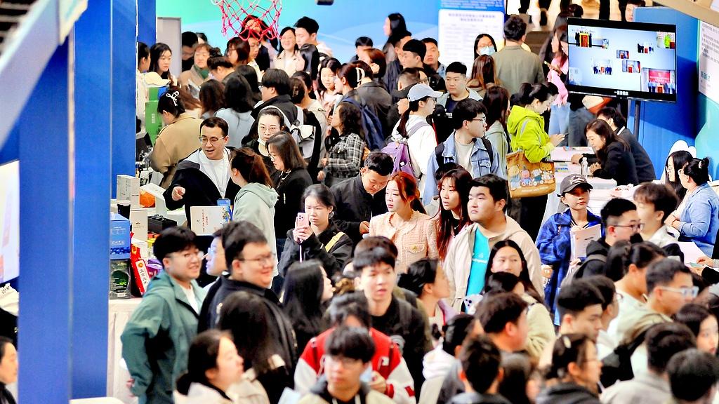 2026年，1270万毕业生的“天崩开局”，许多家庭的天塌了