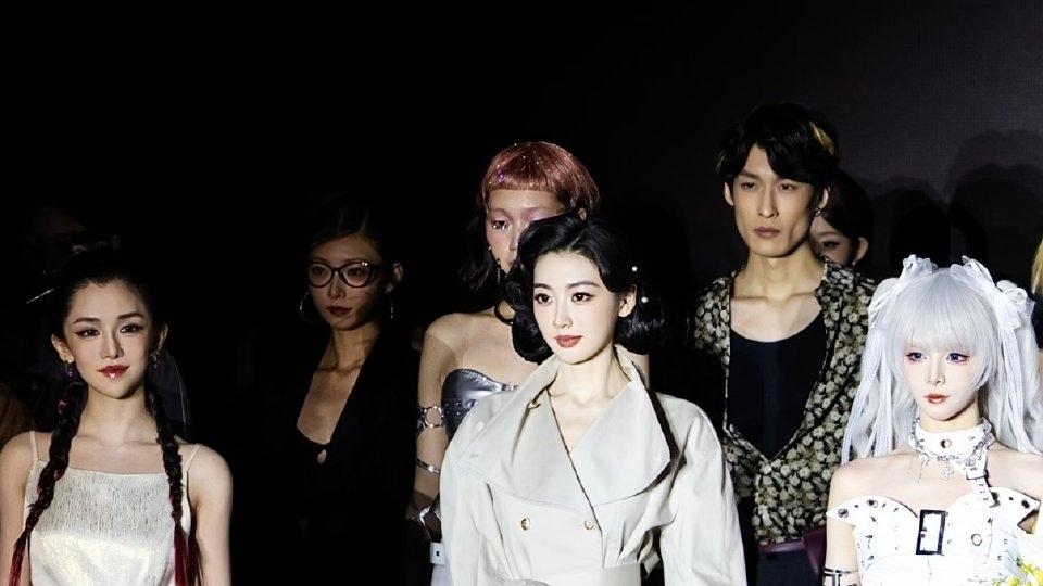 孙乐言制霸北京时装周：从主播台到T台，跨界“大女主”气场全开