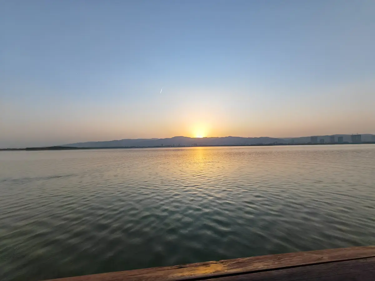 朝远处看，往好处想，生活轻松而美好