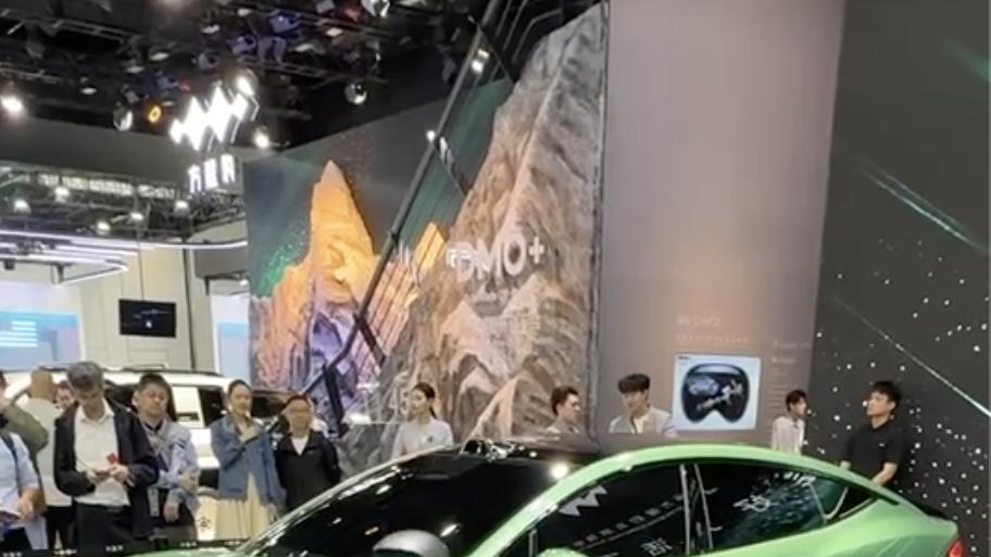 从赛道到车展，方程豹与冠军机器人“闪电”顶峰再相逢
