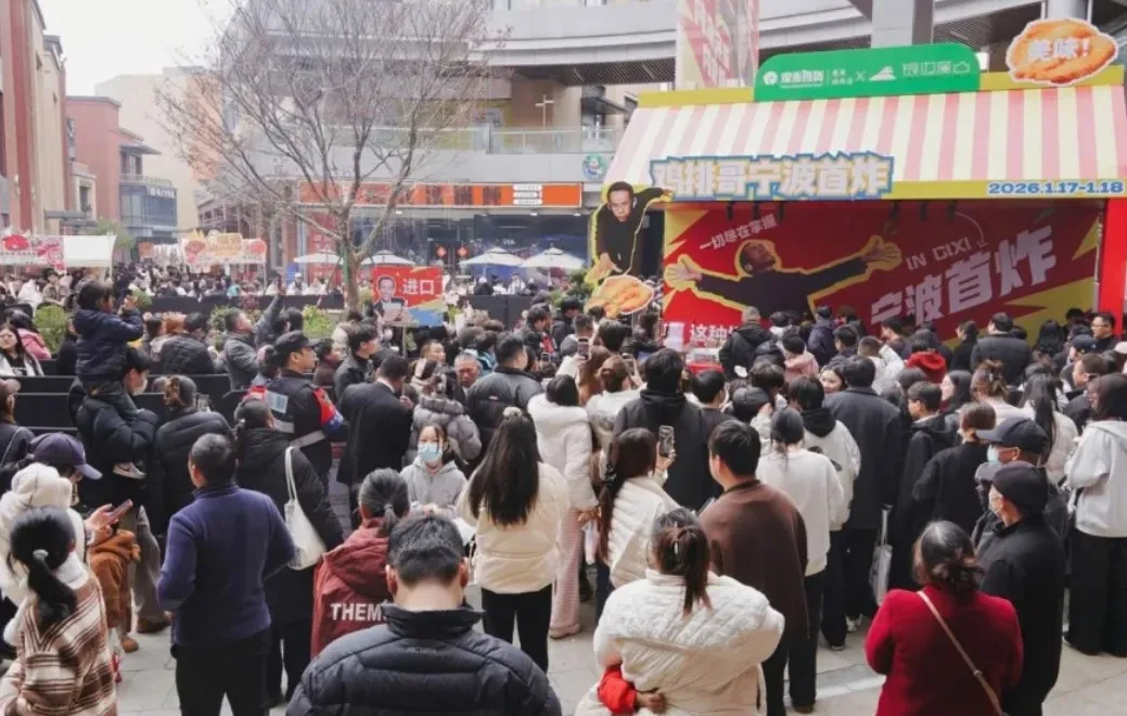 黄牛炒至200元，我排5小时吃到！“鸡排哥”宁波巡炸现场人山人海！