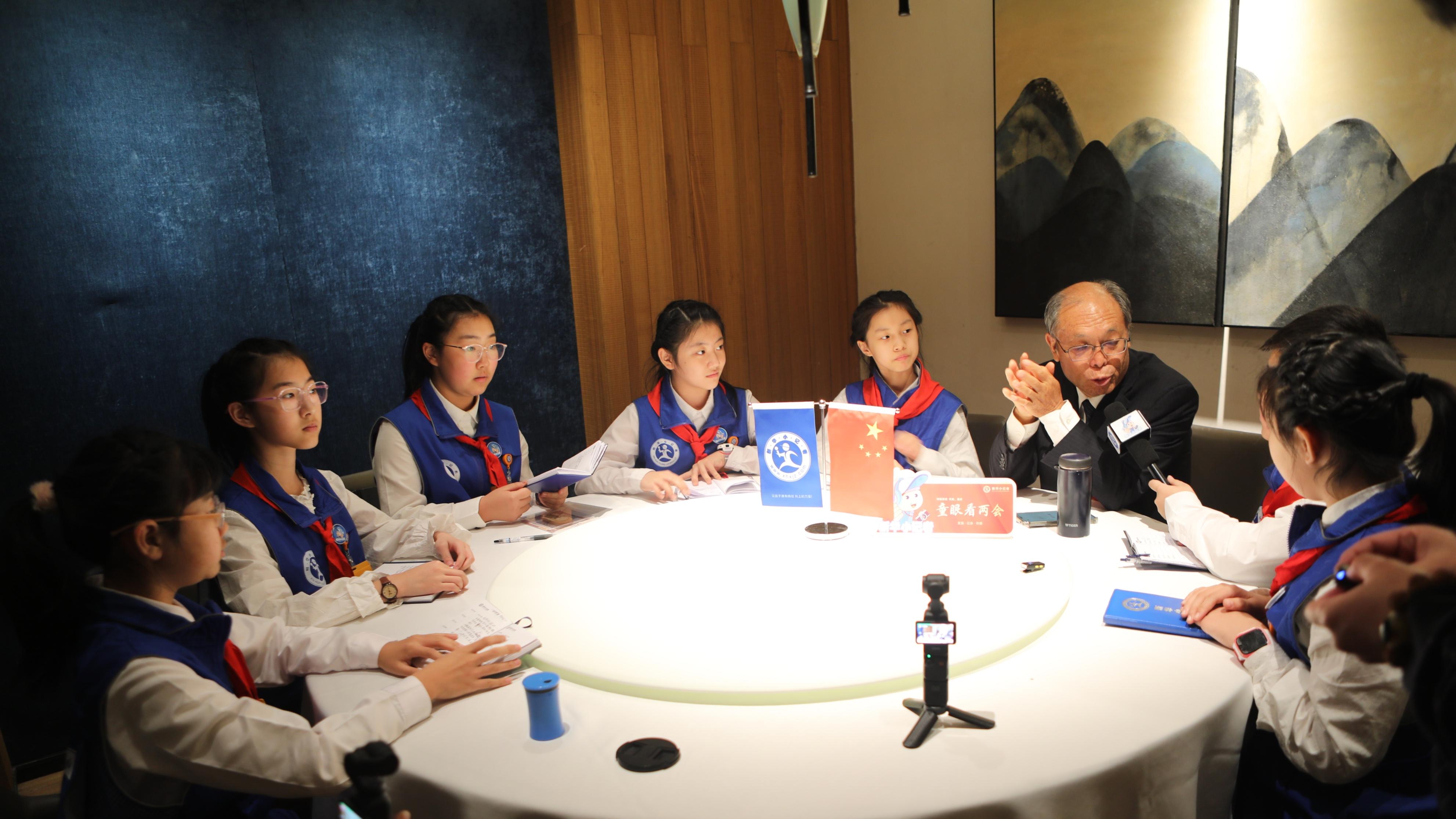 青苗对话参天树 ——新华小记者体验采访人大代表赵治海