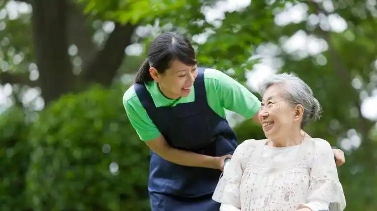 养老护理员人口缺口500万，为什么却很少人愿意干？