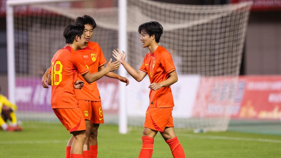海湾杯2连胜！十人U16国足2-1阿曼 袁博涵造2球 刘凯源破门+染红