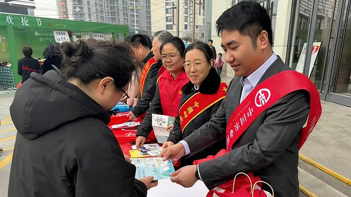 金融消保宣传走进社区 提升居民风险防范意识