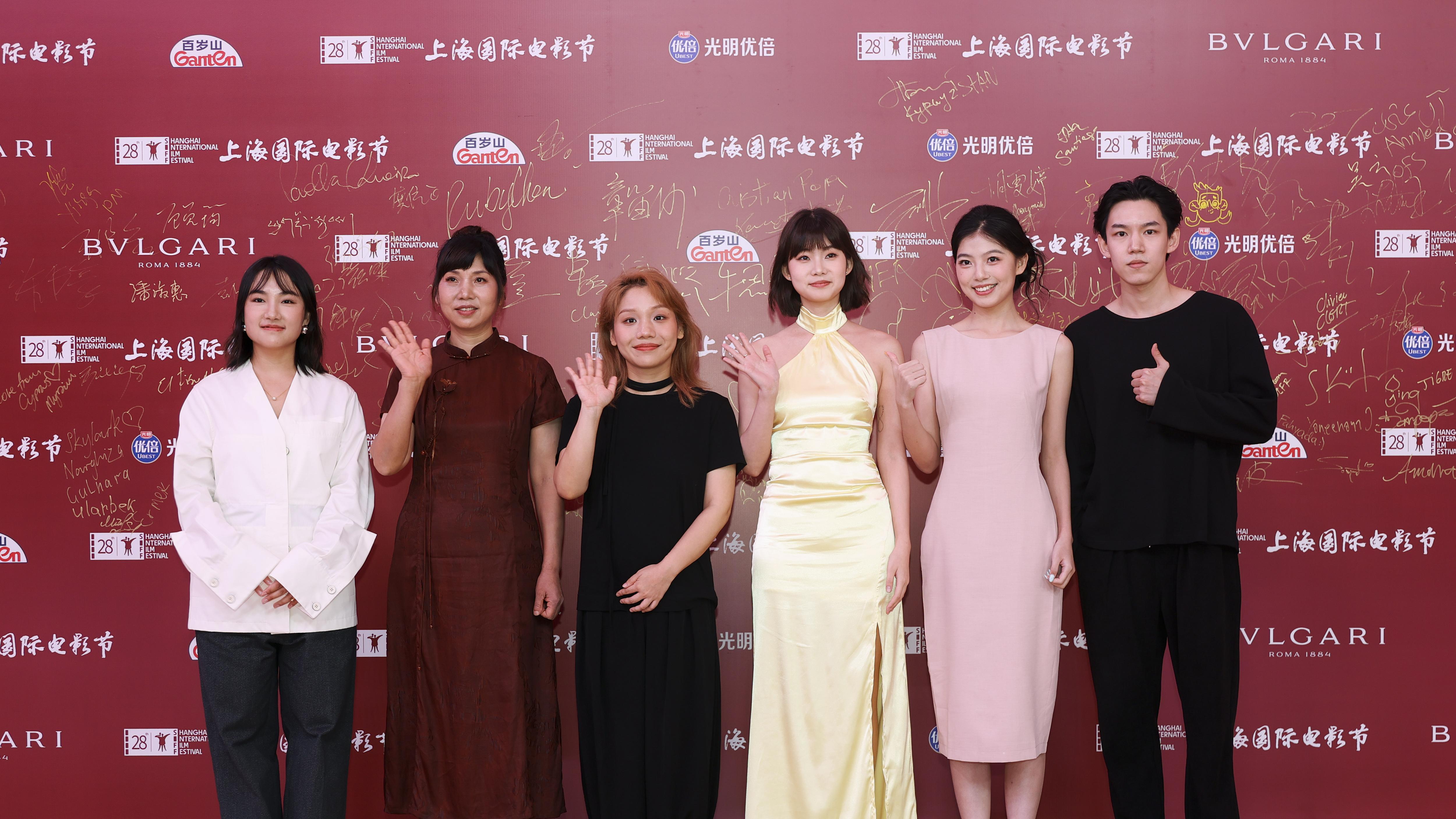 《语文的滋味》亮相第28届上影节红毯 刘浩宁黑衣出镜