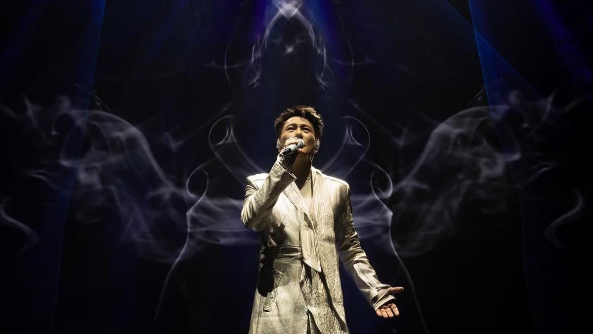 张信哲白色情人节唱《做你的男人》 歌迷送巧克力粉红泡泡炸开