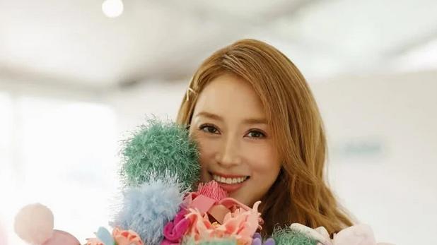 阔太徐子淇亮相艺术展：卷发白裙显优雅，与黎姿林恬儿开心合影