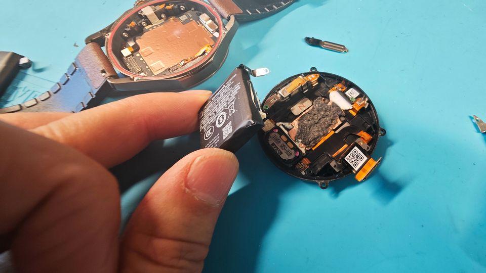 小米WatchS4 Sport运动手表换电池续命