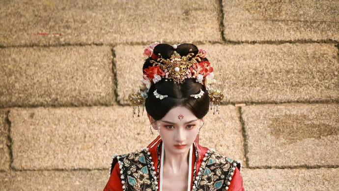 宋祖儿红衣惊艳《司宫令》：从灶台到宫阙，那一抹朱红恰似她的蜕变底色