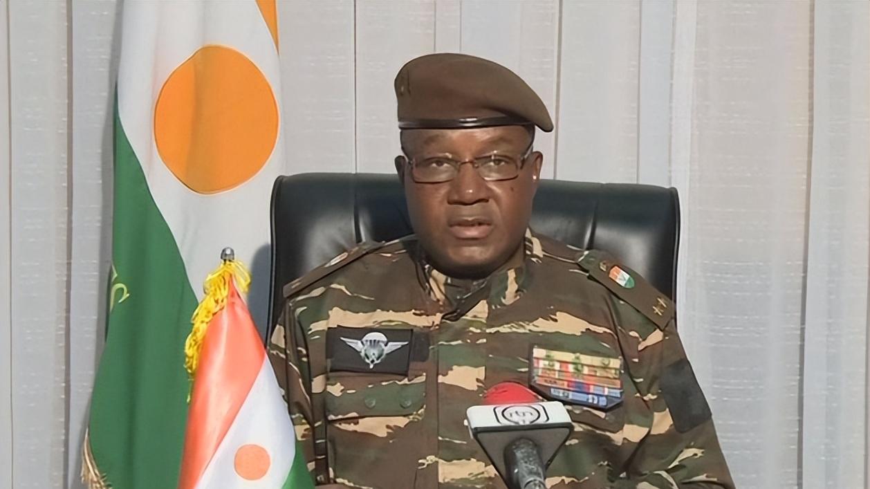 西非反法浪潮升级，尼日尔打响第一枪，官宣与法国进入战争状态