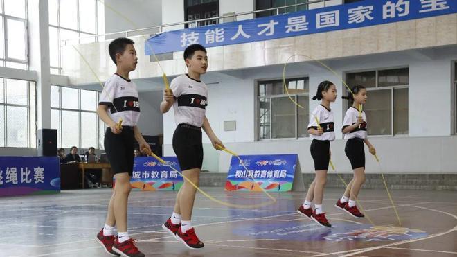 “绳”彩飞扬，跳出健康！稷山县学子在全市中小学生跳绳比赛中荣获“45金25银19铜”