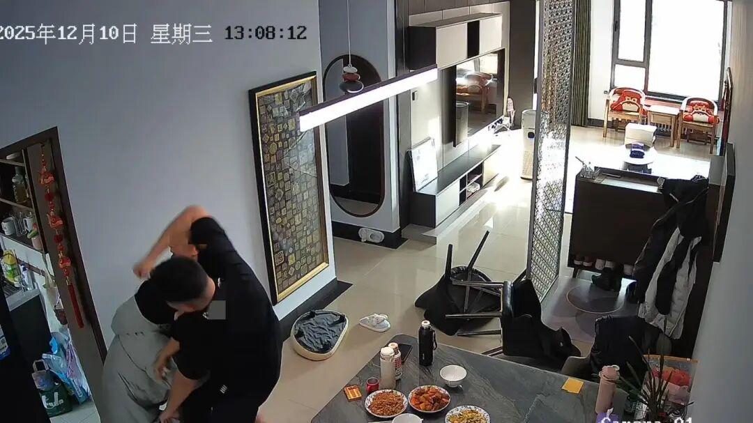 女子产子55天后被丈夫家暴，监控拍下拖拽拳打持菜刀，警方行政立案后妇联介入，受害女子提出离婚诉求