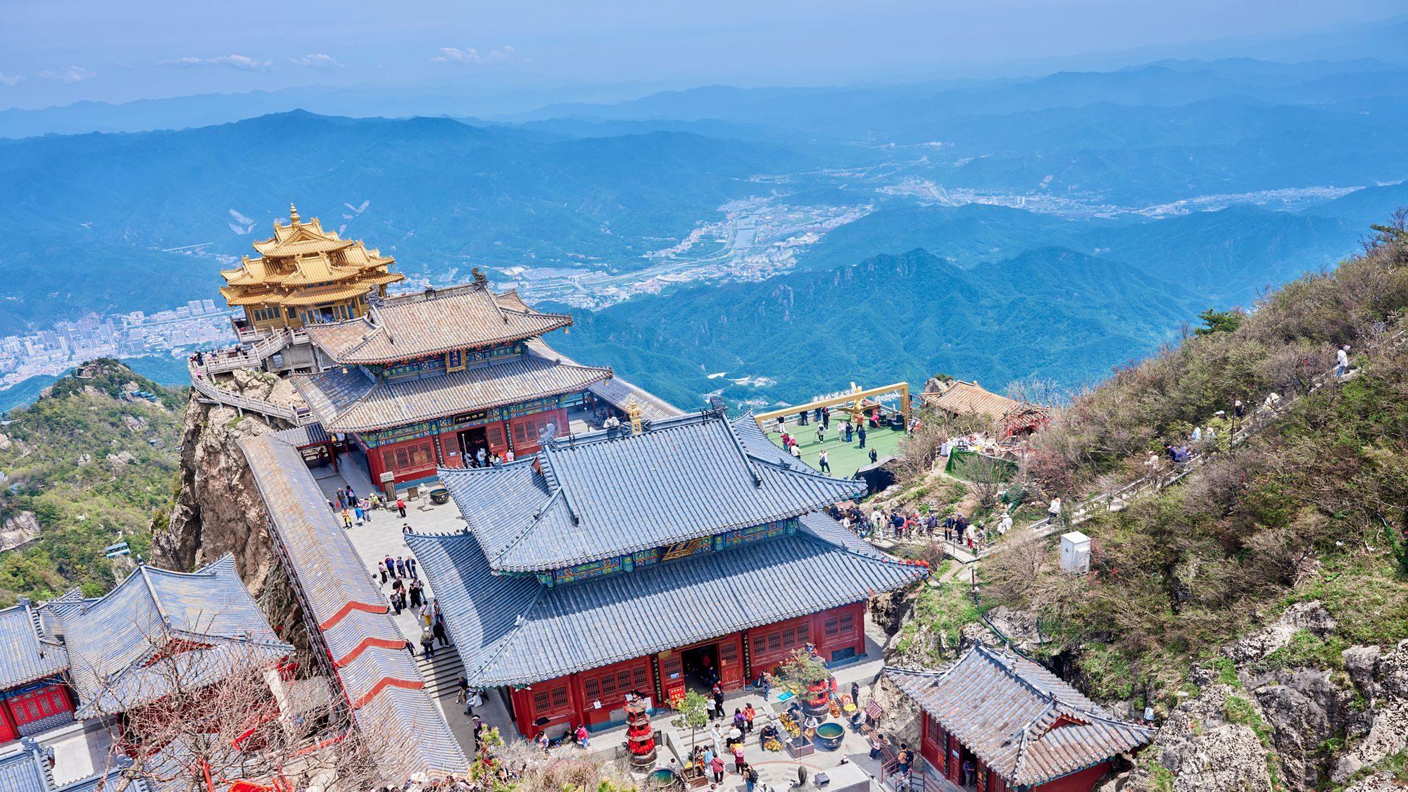 洛阳栾川老君山，穿越奇峰栈道登金顶，在峰峦间邂逅中式仙韵风光