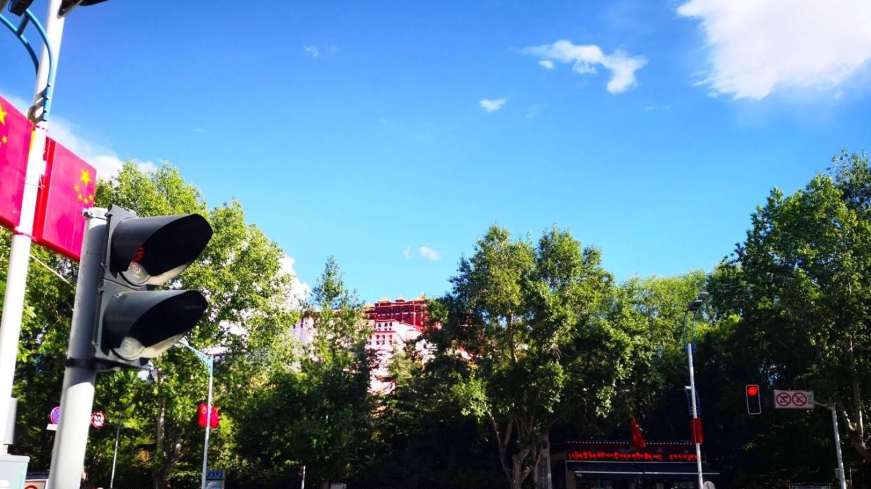 晴空下的布达拉宫广场（街道）