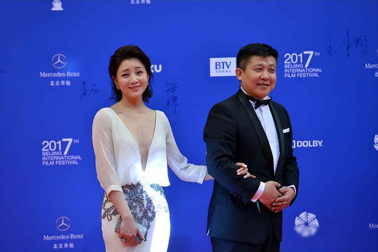 殷桃穿得大胆了，红毯上有人不习惯了，中年女人的身体还能这么说话