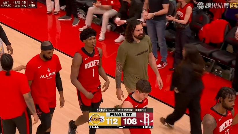 火箭0-3湖人！申京33+16+6，赛后亚当斯来到伊森身旁，拍肩安慰