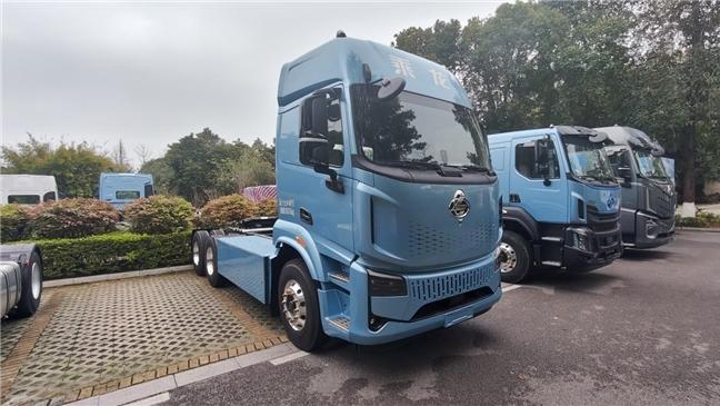 合规多拉700KG！乘龙翼威5纯电牵引车成卡友创富新选择