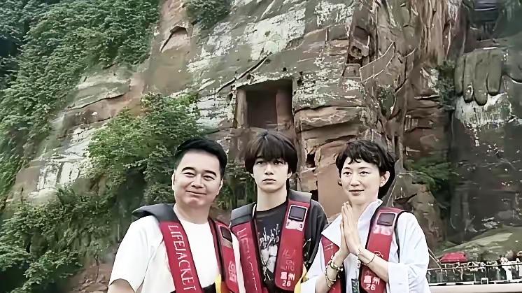 许亚军对两个儿子的差别，藏在“明面上和睦”的背后！