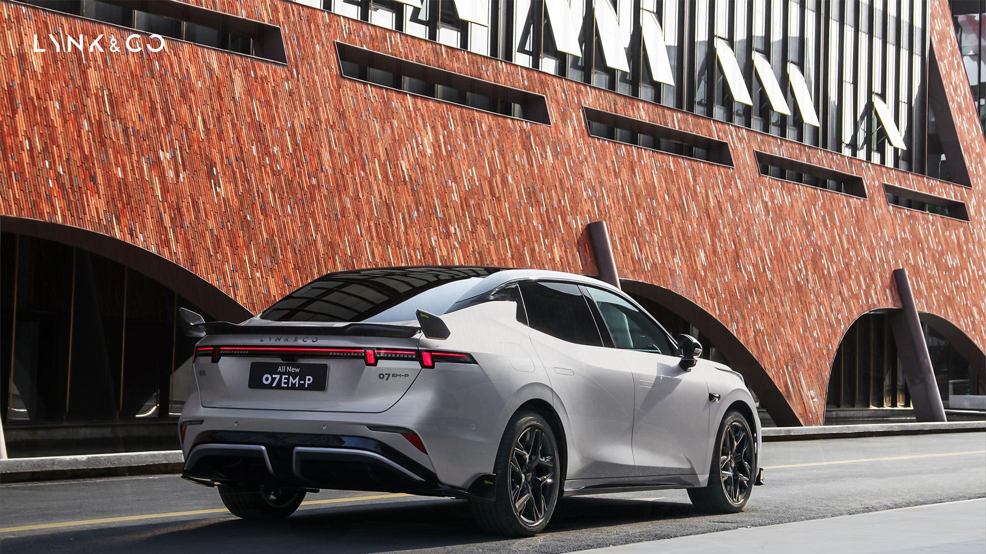 买新能源运动轿车，为什么很多人先看领克07 EM-P碳纤维尾翼版？