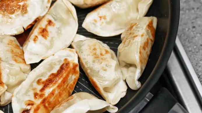 别只抢烧饼！这家烧饼铺的猪肉大葱水煎包，脆壳裹鲜汁香透半条街