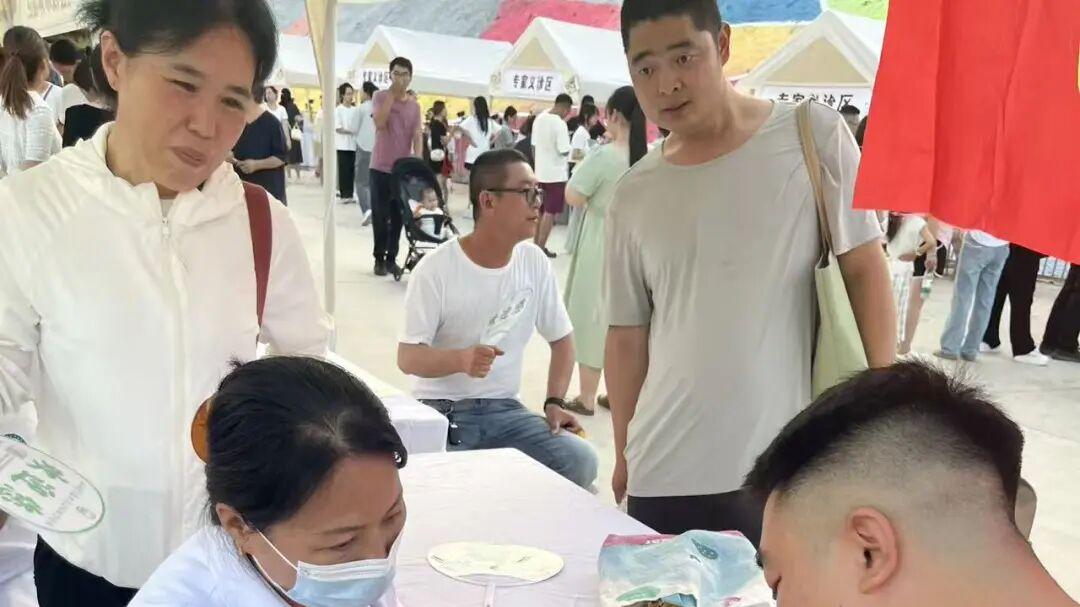 河东中医少儿推拿学校志愿团队再度亮相运城中医夜市