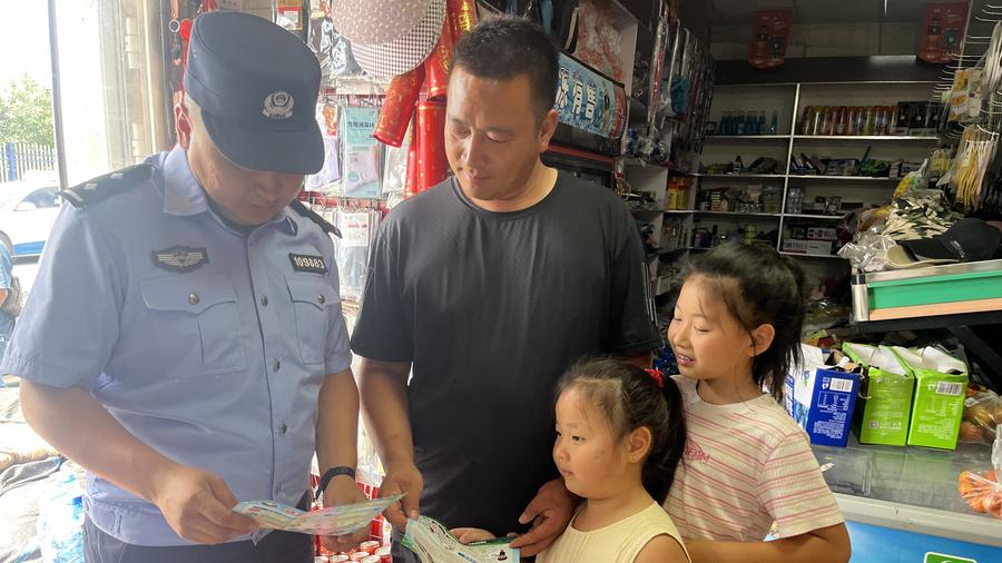 禁毒宣传进商店 共筑防毒安全网