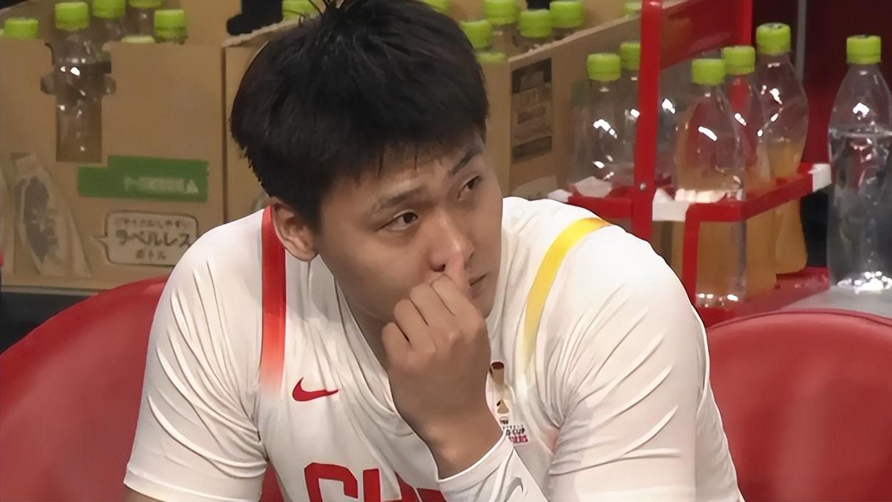 中国男篮逆转日本后，又迎坏消息！核心球员受伤，出线蒙上阴影