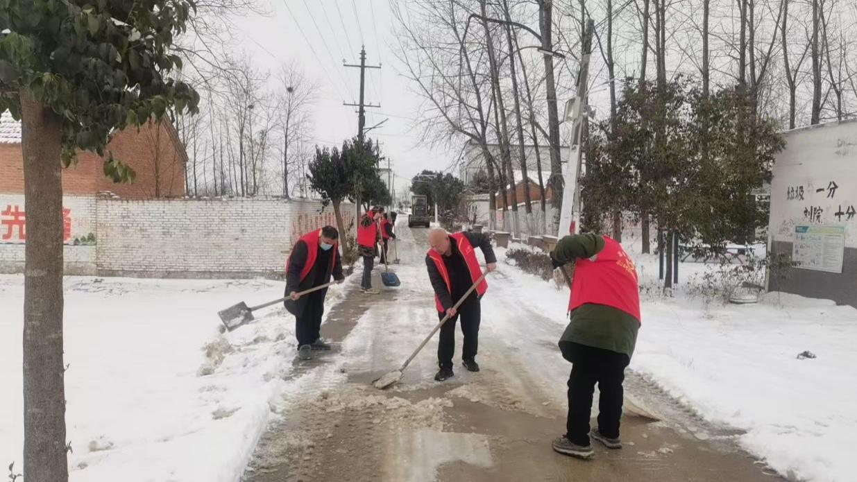 周口市住建局驻村工作队：铲积雪护航“平安路”
