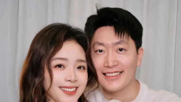 电竞圈来了件喜事，管泽元余霜宣布怀孕，晒全家照很幸福