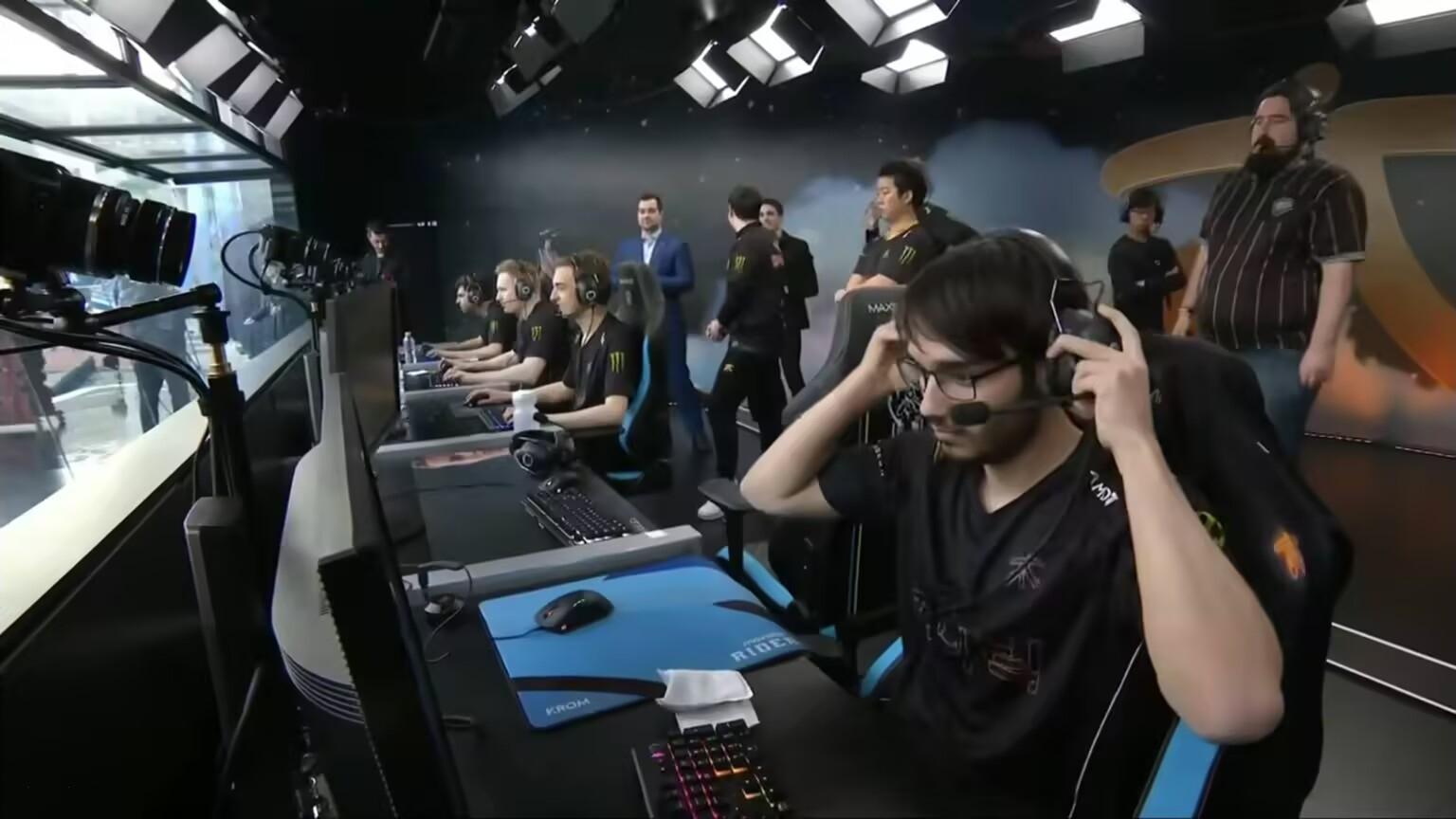 Rita回老家被粉丝尾随！Bwipo夸赞TheShy：他是生涯最强对手