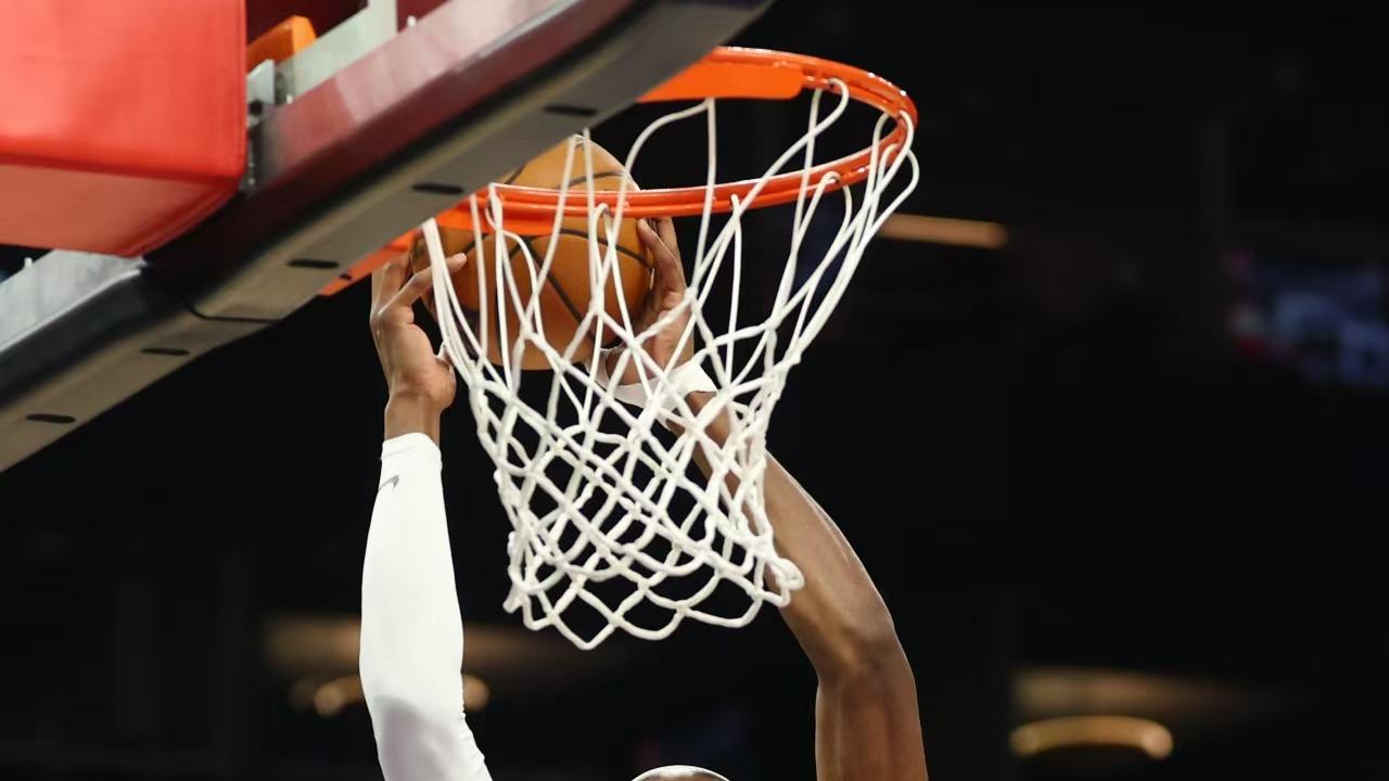 21分逆转！杜兰特24+4阿门两双，火箭追平湖人，布克31+8